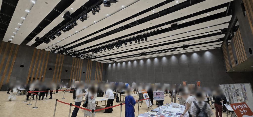 クリエイターズキャラバン宇都宮の展示テーブルと交流する参加者を写した会場全景