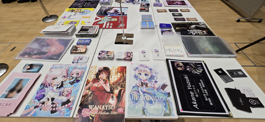 クリエイターズキャラバン宇都宮の会場で長机に並べられたクリエイターのポートフォリオ